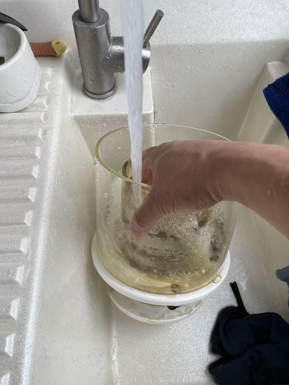 清洗蛋分收集杯。