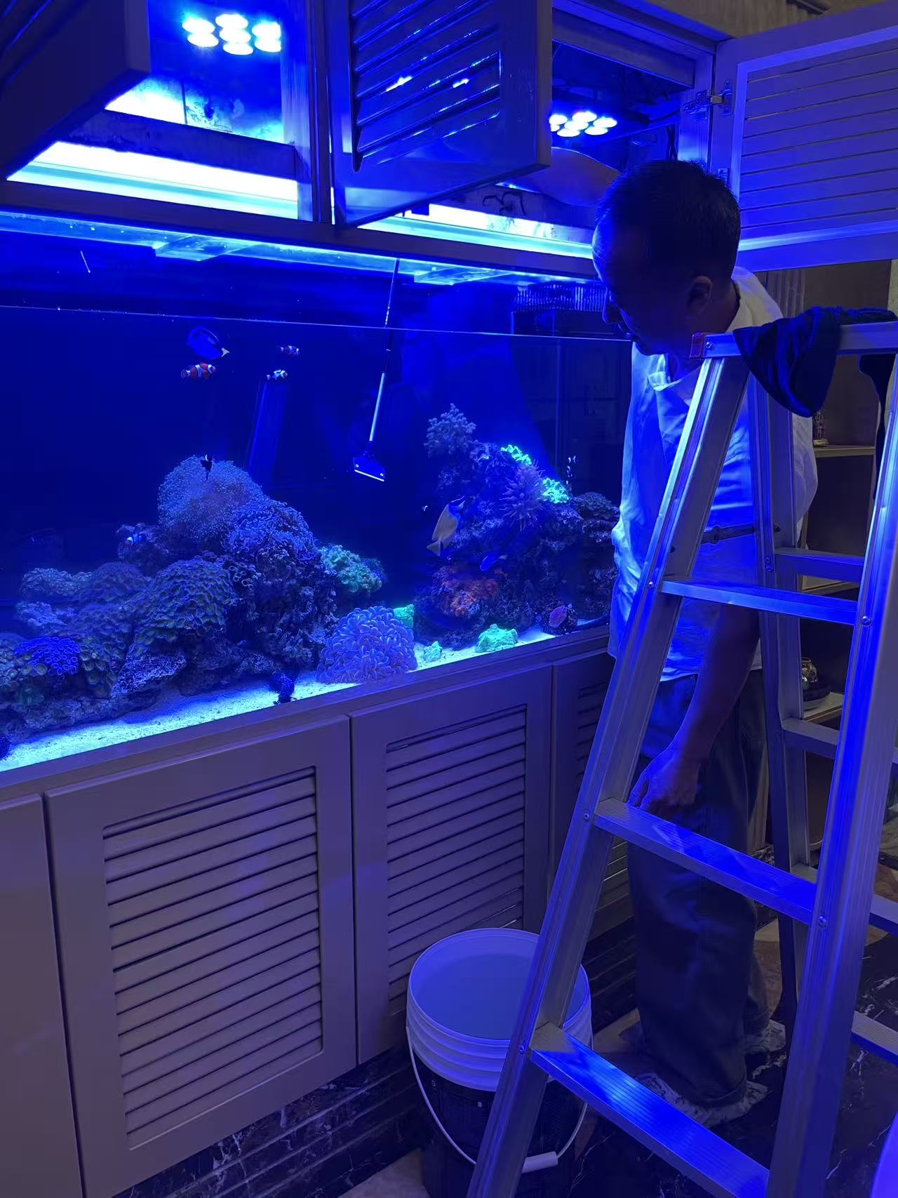 长柄工具伸入缸内,进行清洁。