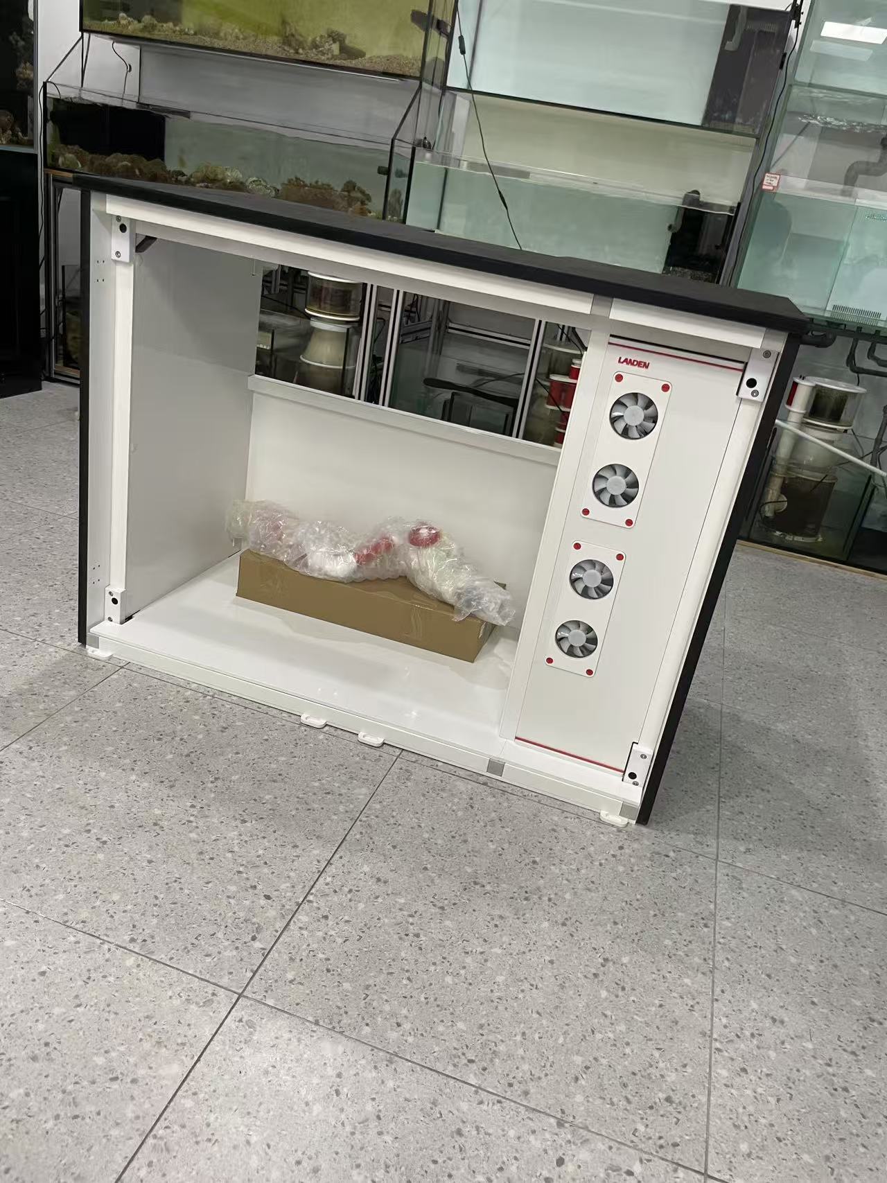 底柜取出,准备安装。